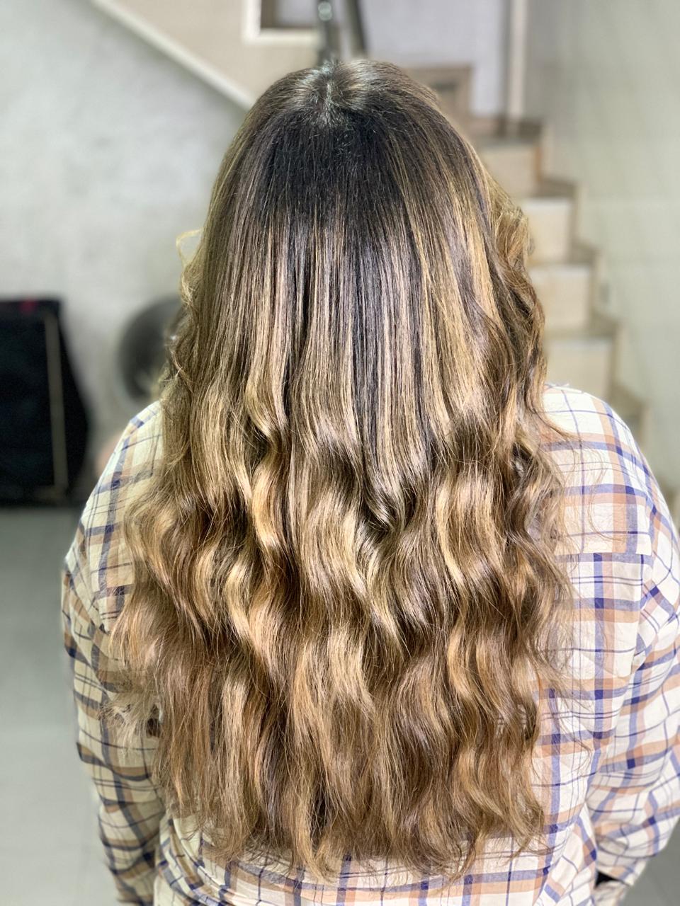 Nuances lumineuses sur cheveux longs chez Ann Francis